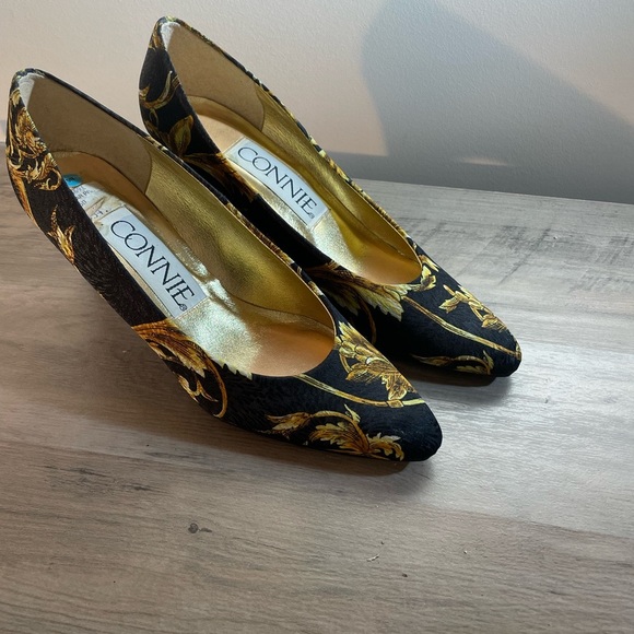 VINTAGE Connie Fabric Pump black and Gold 9N - Picture 1 of 6